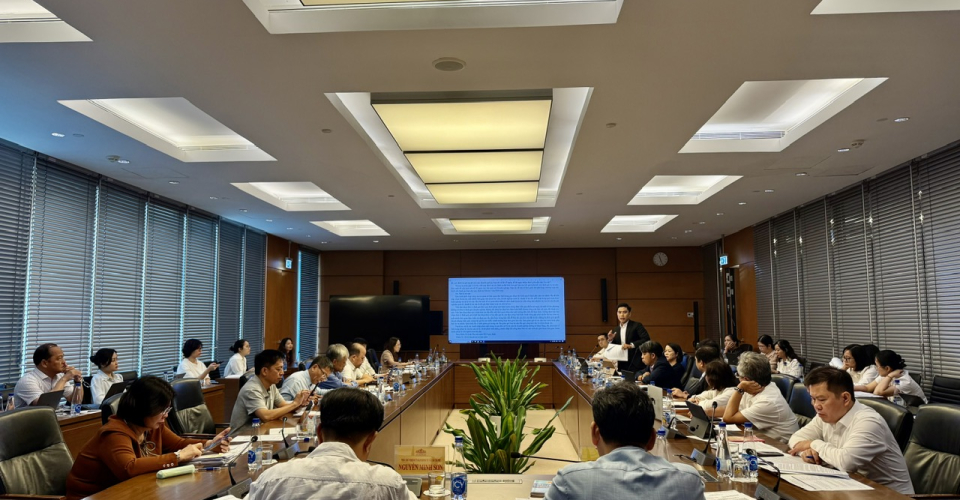 Toa dam lay y kien ve Luat Pha san (1)